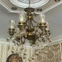 لوستر ۶ شعله برنجی با کریستالهای درخشان و سالم