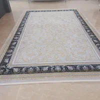 یکعدد فرش ۶متری بسیارزیبا کرم نقره ای کلاسیک