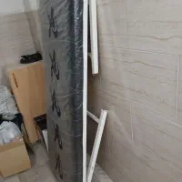 تخت اپلاسیون و گلدان ایستاده