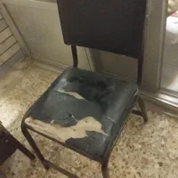 صندلی محکم و فلزی