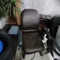 مقداری مبل و میز و پارتیشن و پارکت و صندلی