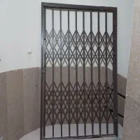 درب آکاردئونی آهنی و رنگ شده