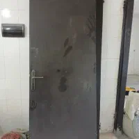 دوتا در با قفل ودستگیره سالم وتمیز