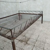 تخت فلزی