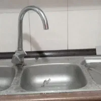 سینک همراه با شیر