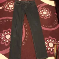 یک عدد شلوار جین آبی تیره کاملا نو