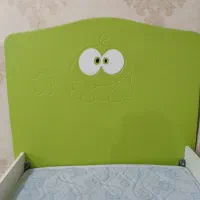 تخت یک نفره با کمد با ویترین با شلف و تشک طبی