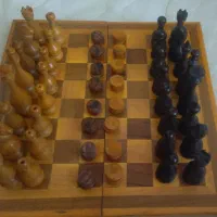 شطرنج چوبی همراه با مهره ساخت دست . قدمت بیست سال