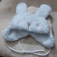 کلاه زمستانه و سوییشرت کاملا نو و لباس های نوزادی