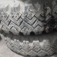 یک جفت لاستیک میخ دار یخ شکن