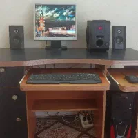 کامپیوتر خانگی با اسپیکر ومیزتجهیزات کامل