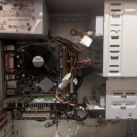 کیس قدیمی سالم مادربرد گیگابایت پنتیوم نسل 4ویندوز