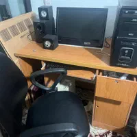 کامپیوتر و میز و صندلی