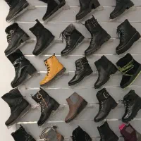 فروشنده پوشاک تایم صبح.