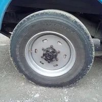 لاستیک عقب نیسان سالم تا الانم زیر ماشین هست