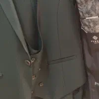 چند دست کت و شلوار|لباس|ری, شهادت|دیوار