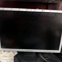 مانیتور، کیبورد، موس، یه جفت اسپیکر