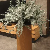 گل مصنوعی  به همراه گلدان چرم