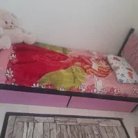 تخت آهنی یک نفره سالم با تشک و میز توالت و پاتختی