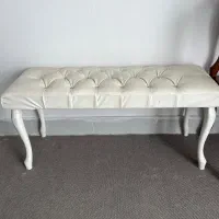 پاف کنار تخت سفید