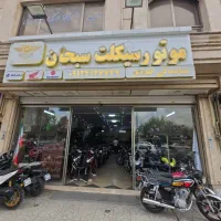 تعدادی همکار در قسمت مکانیکی موتور و فروش