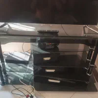 میز تلوزیون شیشه ای ۳تا کشو چوبی در حد نو|میز تلویزیون|فولادشهر, مسکن مهر فولادشهر|دیوار