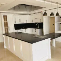 نیروی کار در کارگاه کابینت سازی