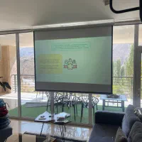 ویدیو پرژکتور پخش در محیط کاملا نور با پرده