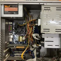 کیس کامپیوتر سالم و روشن