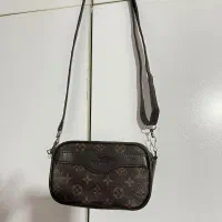 تعدادی کیف و کفش|کیف، کفش، کمربند|رشت, گلسار|دیوار