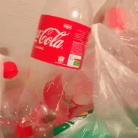 تعدادی شیشه نوشابه بفروش میرسد