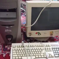 کیس کامپیوتر قدیمی . مانیتور ۱۵ و کیبورد