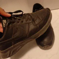 کفش کتونی|کیف، کفش، کمربند|نیشابور, بزرگمهر|دیوار