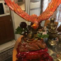 مجسمه عقاب و قلعه حجیم و بزرگ