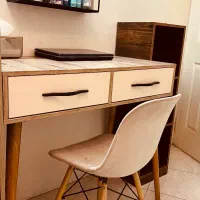 میز و صندلی و کتابخانه