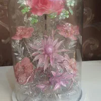 گلدان شیشه ای با گلهای مصنوعی