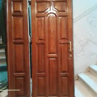 درب چوبی ورودی آپارتمان و میز ناهارخوری