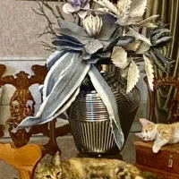 گلدان بزرگ با گل