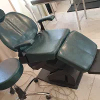 صندلی برقی و کلاه گیس و وسایل آرایشگاه