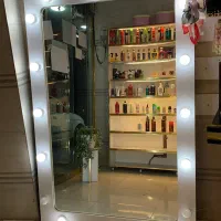 آینه قاب چوب و لامپ دار