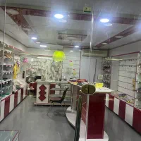 فروش دکوراسیون مغازه سیسمونی به همراه ۲ عدد میز