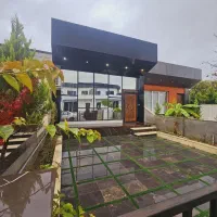 ویلا-فلت-مدرن-با-شیشه-های-قدی-و-نورگیری-عالی