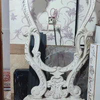 قاب آینه بزرگ ایستاده
