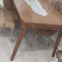 میز ناهارخوری.