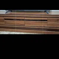 زیر تلویزیون و آینه