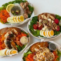 سالاد زن (کمک اشپز)جوان خانم صبح وشب