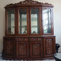 ویترین چوبی کلاسیک منبت کاری شده
