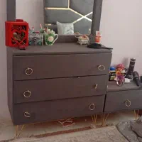 یک تخت دونفره با پاف کنار تخت و میز|تخت و سرویس خواب|محمدیه-قزوین, |دیوار