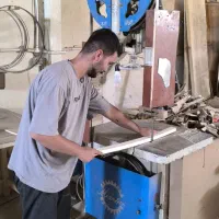 نجار در مبلمان راحتی