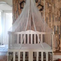 گهواره کنار تخت مادر